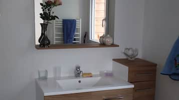 Shower, hair dryer, towels, shampoo