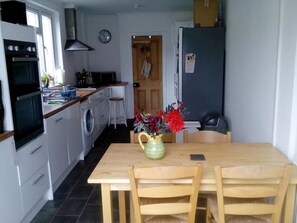 Kitchen and dining area - Quiet central location, comfortable, homely and relaxed (Cardiff)