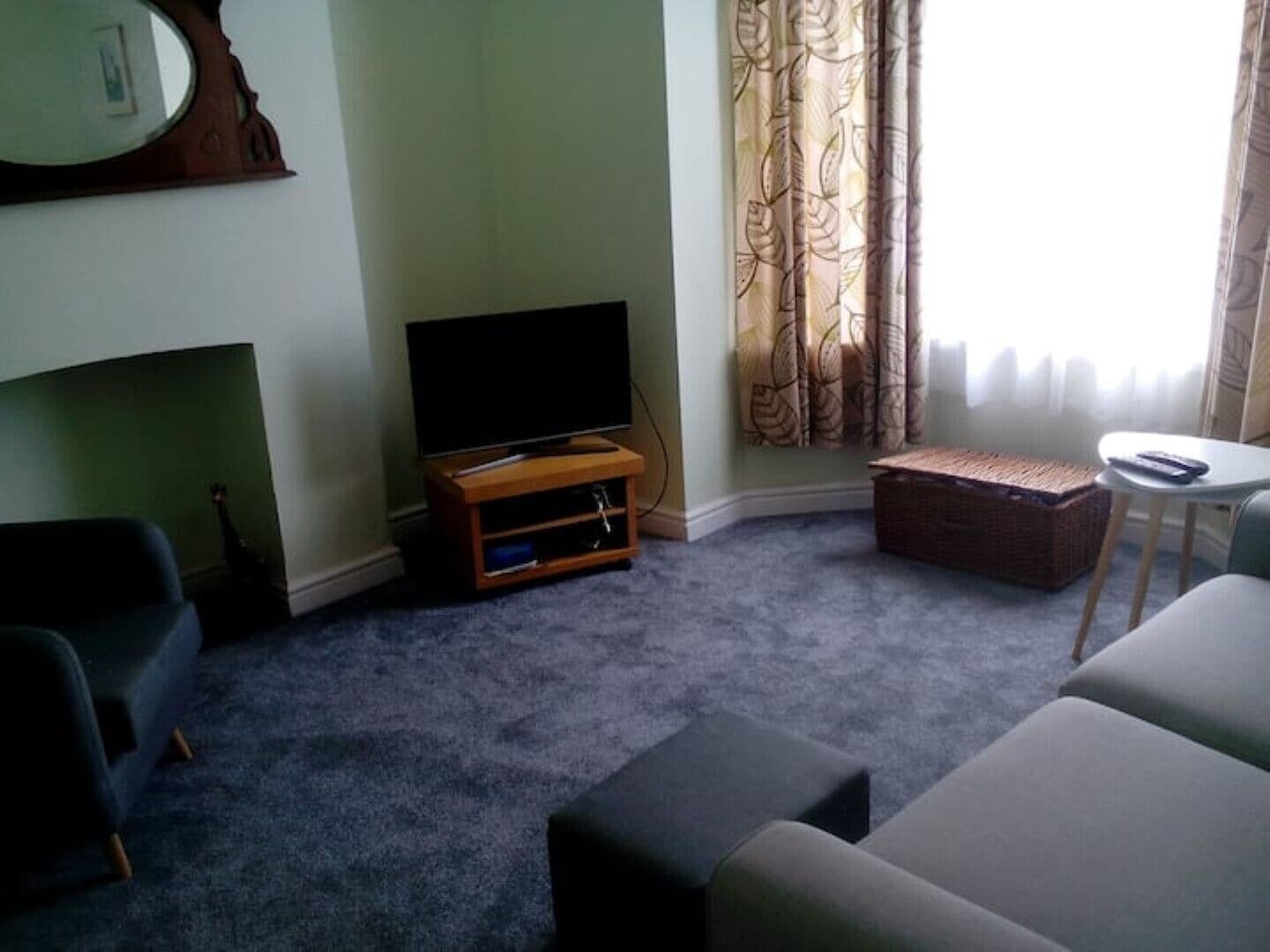Lounge, smart TV.
