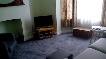 Lounge, smart TV.