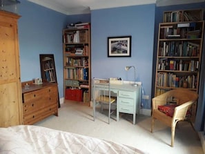 Workspace in bedroom - Central quiet location, King bed, homely and comfortable (Cardiff)