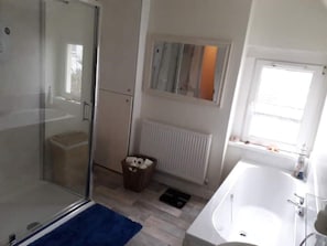 Spacious family bathroom with double walk in shower and double ended bath. - Central quiet location, King bed, homely and comfortable (Cardiff)