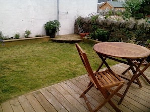 Quiet garden with decking for al fresco dining - Central quiet location, King bed, homely and comfortable (Cardiff)
