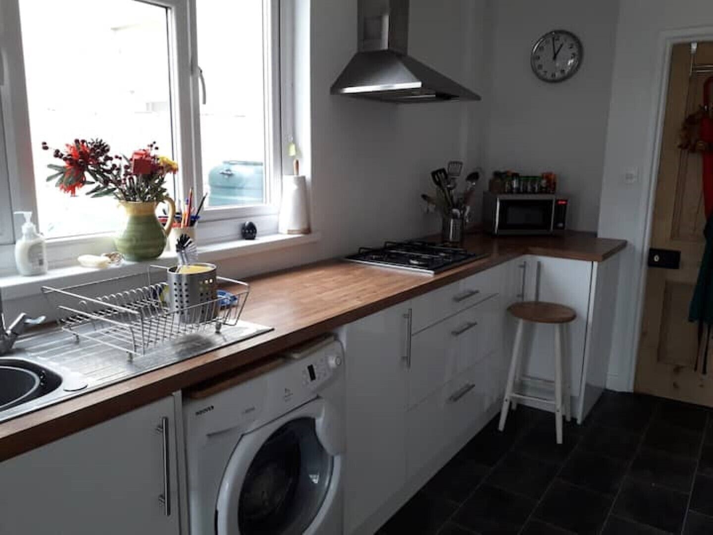 Well equipped light and airy kitchen.