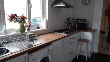 Well equipped light and airy kitchen.