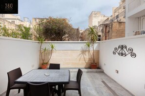 Outdoor dining - A fully equipped 2BR maisonette w/ Private Terrace (Il-Gżira)