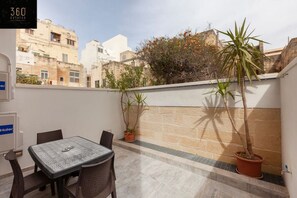 Outdoor dining - A fully equipped 2BR maisonette w/ Private Terrace (Il-Gżira)