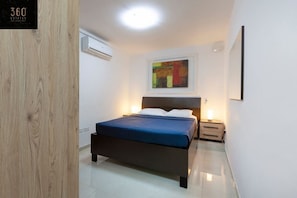 2 habitaciones, escritorio y tabla de planchar con plancha