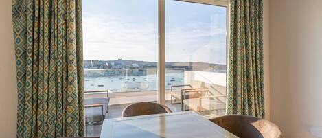 1 dormitorio, tabla de planchar con plancha, wifi y ropa de cama