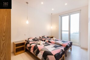 Desk, iron/ironing board, travel cot, free WiFi - A 2BR APT in the quaint village of Marsaskala & AC (Wied il-Għajn)