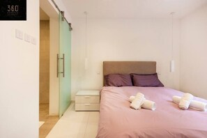 مكتب ومكواة/لوح كي وسرير سفر وواي فاي مجانًا