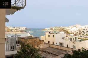 Property grounds - A 2BR APT in the quaint village of Marsaskala & AC (Wied il-Għajn)