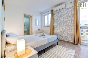 3 slaapkamers, een bureau, een strijkplank/strijkijzer, reisbedje