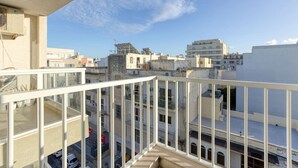 A balcony with a view of neighboring buildings and a clear sky. - Gzira, Central APT - Spacious with Super WIFI & AC (Il-Gżira)