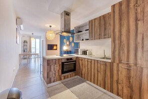 Fridge, microwave, oven, stovetop - Gzira, Central APT - Spacious with Super WIFI & AC (Il-Gżira)