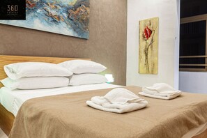 4 makuuhuonetta, työpöytä, silitysrauta/-lauta, vauvan matkasänky