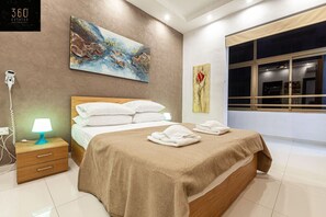4 bedrooms, desk, iron/ironing board, travel cot - Seafront 4BR APT with mesmerising Balcony & VIEWS (Tas-Sliema)