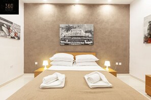 4 chambres, bureau, fer et planche à repasser, lit parapluie