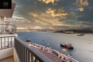 Property grounds - Seafront 4BR APT with mesmerising Balcony & VIEWS (Tas-Sliema)