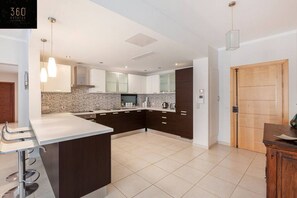 Een koelkast, een magnetron, een oven, een kookplaat