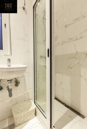 Haartrockner, HandtĂŒcher, Seife, Toilettenpapier