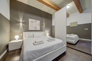 Bureau, fer et planche à repasser, lit de bébé portatif