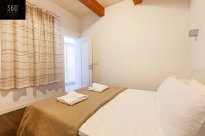 4 bedrooms, desk, iron/ironing board, travel cot