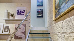 Un escalier avec des marches en verre menant à un palier.