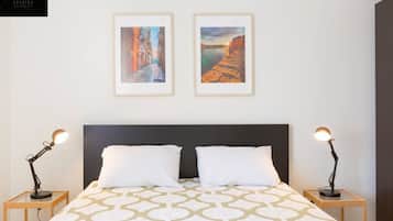 2 habitaciones, escritorio y tabla de planchar con plancha