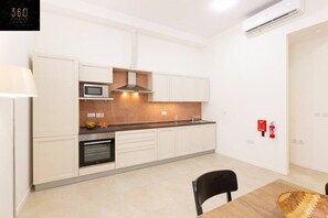 Kühlschrank, Kochgeschirr/Geschirr/Besteck, Esstisch