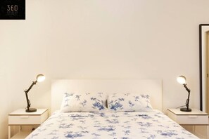 2 chambres, bureau, fer et planche à repasser, lit parapluie