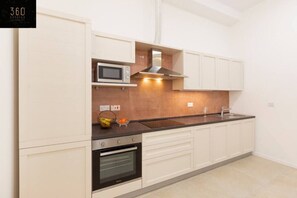 Kühlschrank, Kochgeschirr/Geschirr/Besteck, Esstisch