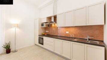 Kühlschrank, Kochgeschirr/Geschirr/Besteck, Esstisch