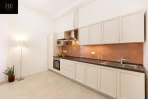 Réfrigérateur, batterie de cuisine, vaisselle et ustensiles