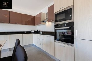 Fridge, oven, dishwasher, cookware/dishes/utensils - High-End central APT with comfy BEDS & Super WIFI (San Gwann)
