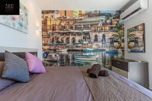 2 makuuhuonetta, työpöytä, silitysrauta/-lauta, vauvan matkasänky