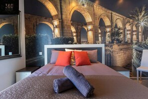 1 室のベッドルーム、デスク、アイロン / アイロン台、旅行用ベビーベッド