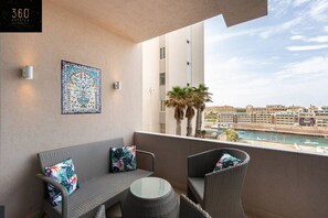 Property grounds - One of a KIND, seafront property in St Georges Bay (San Ġiljan)