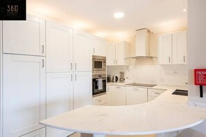 Køleskab, ovn, opvaskemaskine, højstol