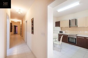 ثلاجة، ميكروويف، فرن، غسالة أطباق