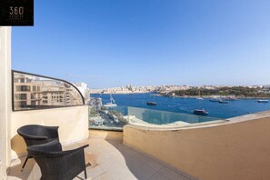 Terrace/patio - Sliema Ferries APT, with beautiful views AC & WIFI (Sliema)