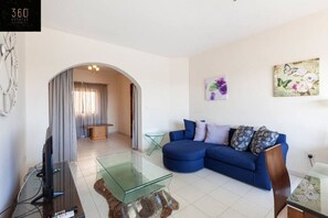 TV - Sliema Ferries APT, with beautiful views AC & WIFI (Sliema)