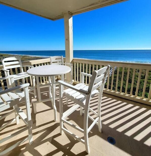 Outdoor dining - Oceanfront Lookout, pet friendly with pool (Carolina Beach)