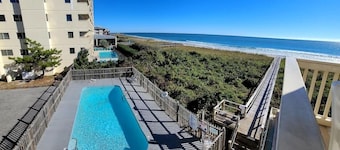 Oceanfront Lookout, pet friendly with pool