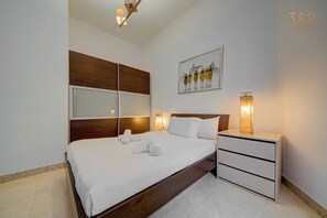 2 Schlafzimmer, Schreibtisch, Bügeleisen/Bügelbrett, Reisekinderbett