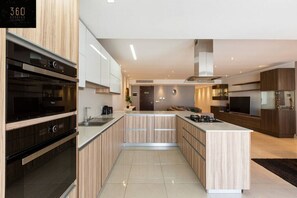 Fridge, microwave, oven, coffee/tea maker