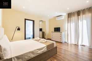 4 bedrooms, desk, iron/ironing board, travel cot