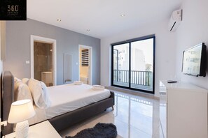 3 chambres, bureau, fer et planche Ă repasser, lit parapluie