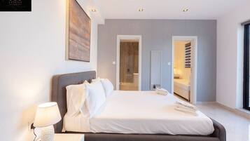 3 bedrooms, desk, iron/ironing board, travel crib