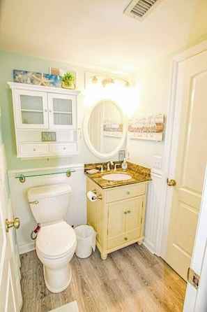 Shower, hair dryer - ★ 3 Little Birds at The Beach★ (Carolina Beach)